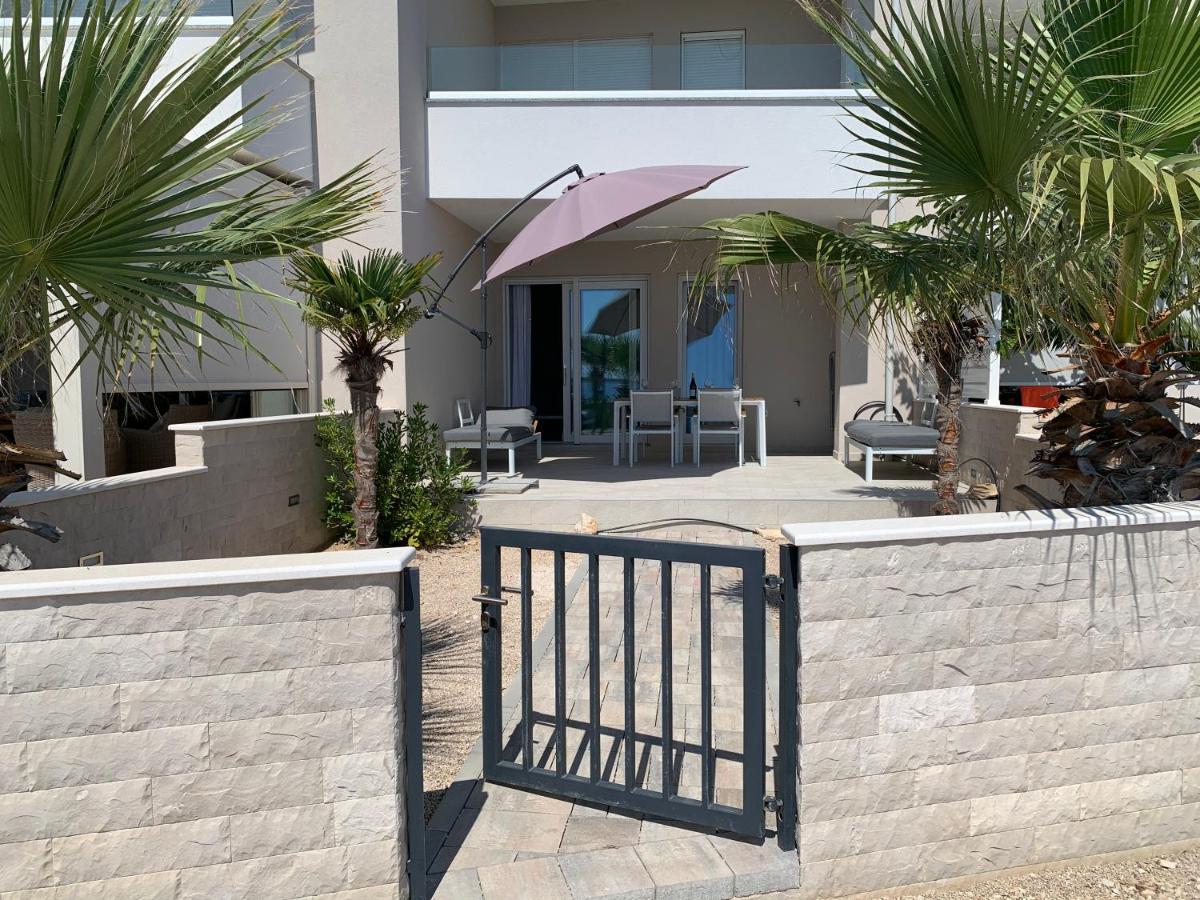 Apartment Garden Mandre Bagian luar foto